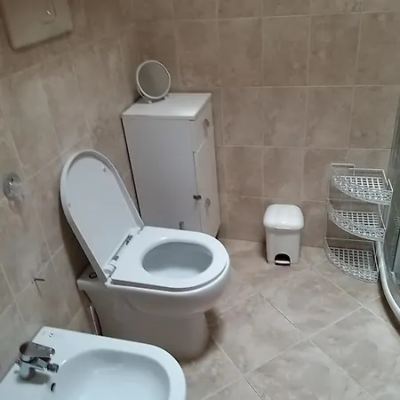 2 Bedroomed - Sleeps 5 Apartment *