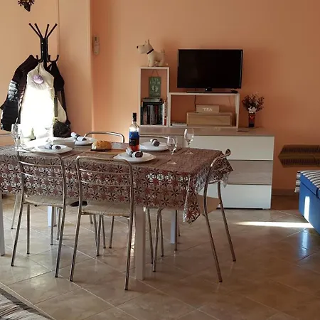 Apartment 2 Bedroomed - Sleeps 5 *