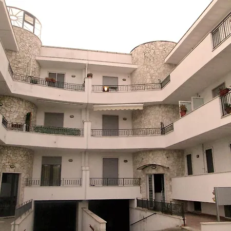 2 Bedroomed - Sleeps 5 Apartment *